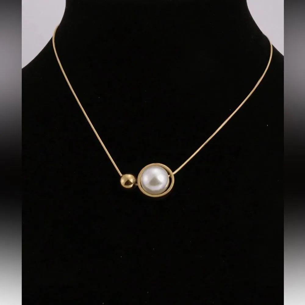 Elegant Gold and Pearl Necklace A1546